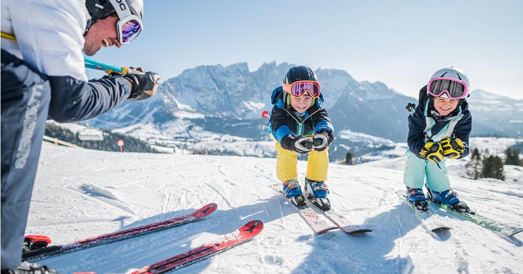 Große und kleine Skifahrer