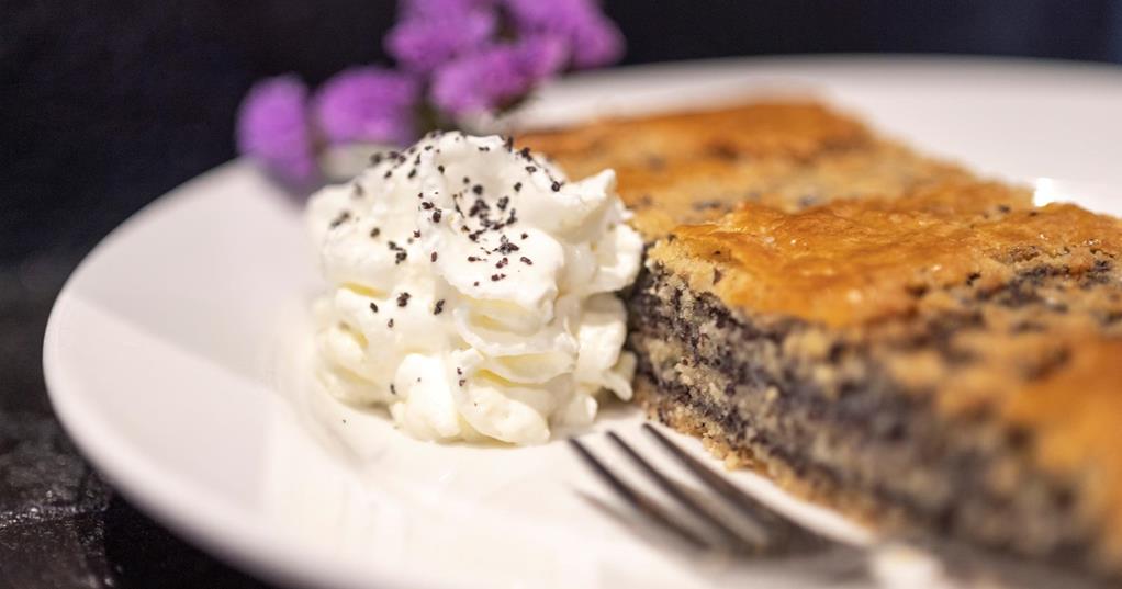 Una fetta di torta con panna