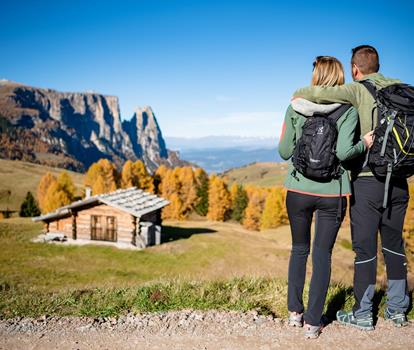 Una coppia passeggia sull'Alpe di Siusi