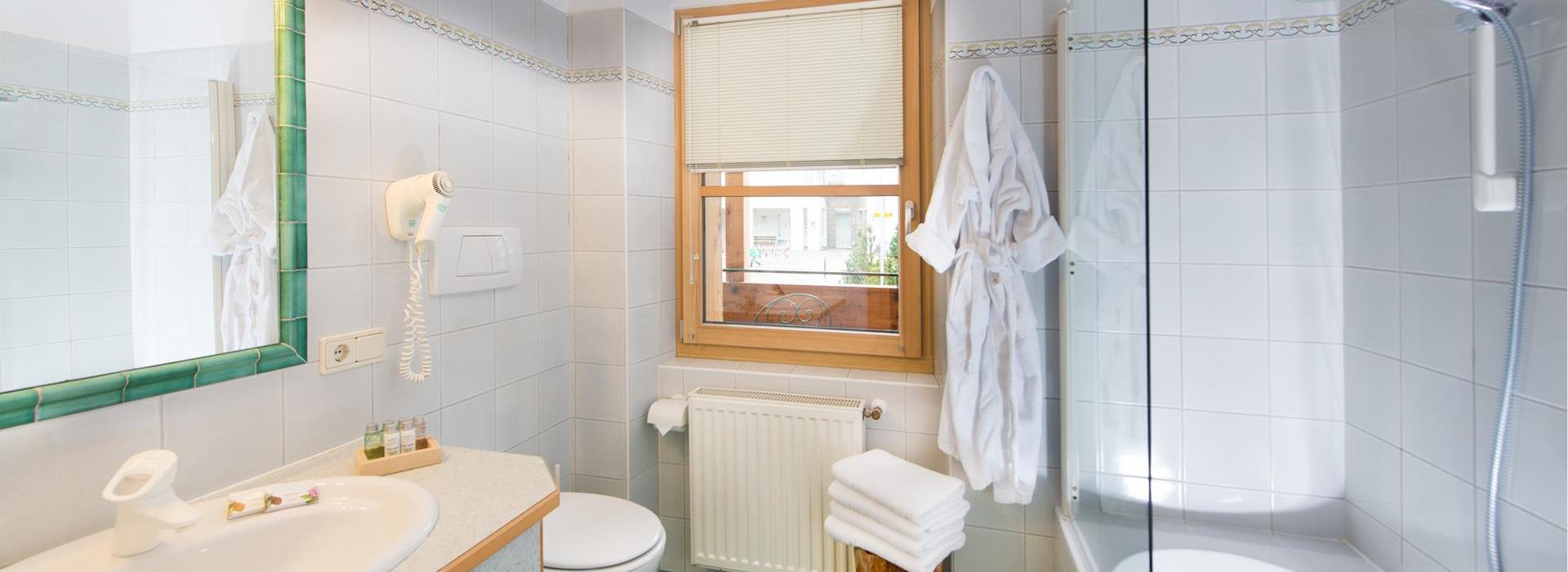 Badezimmer mit Badewanne Studio Base