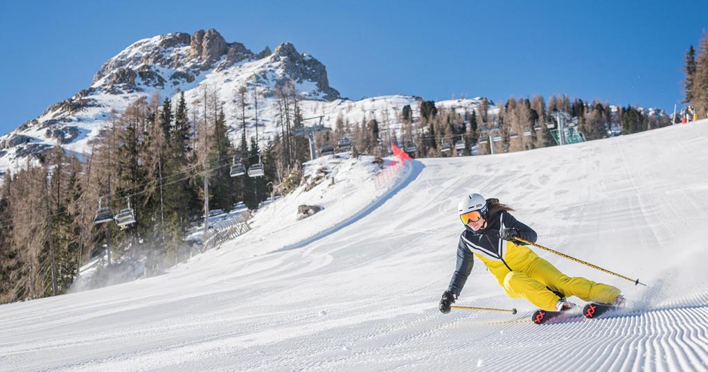 Eine Frau beim Skifahren