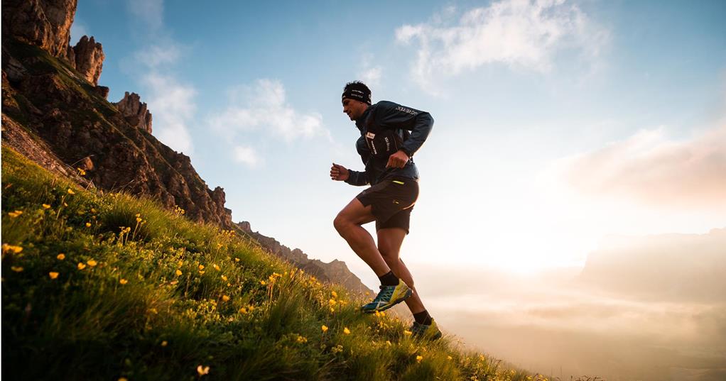 Uomo che corre sull'Alpe di Siusi