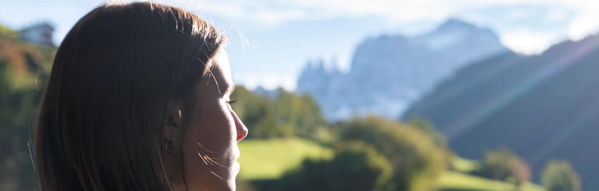 Giovane donna si gode il panorama