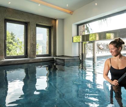 Una donna in piscina