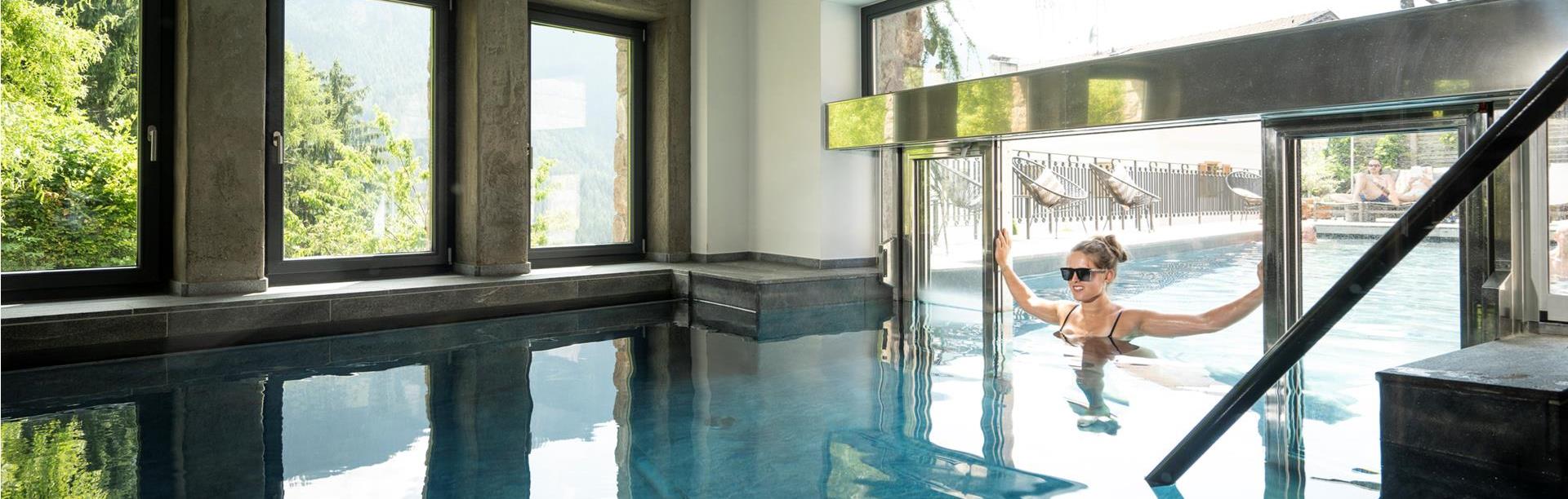 Eine Frau im Pool