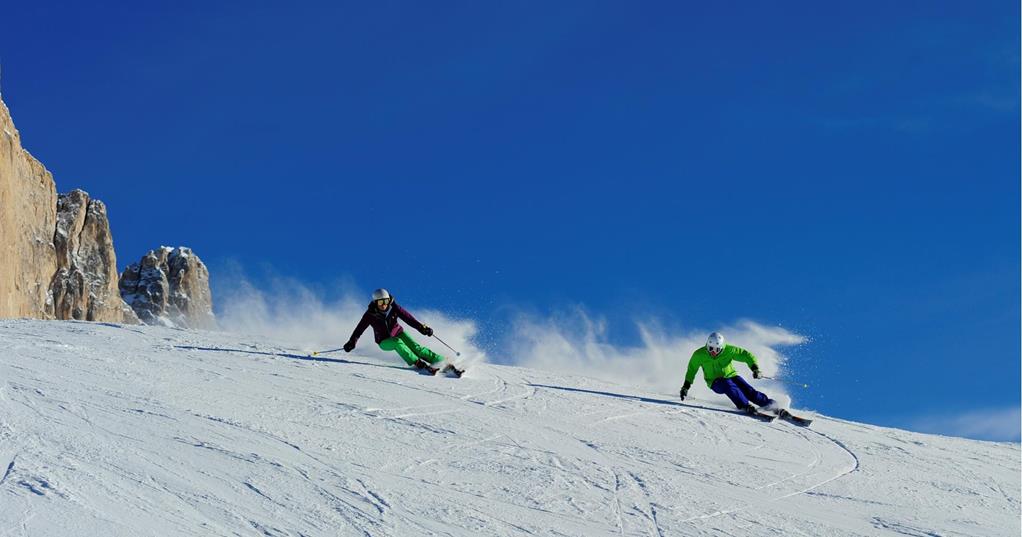 Abfahrt vor blauem Himmel