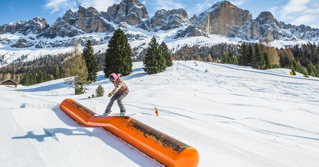 snowpark-carezza-snowboarder-slide-rosengarten-5