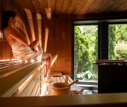Una donna nella sauna finlandese