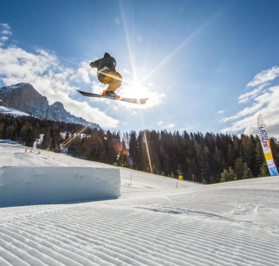 snowpark-carezza-skifahrer-jump-rosengarten-flair