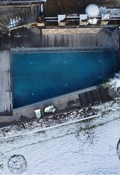 La piscina esterna vista dall'alto in inverno