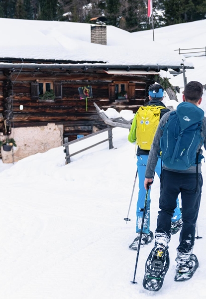 Schneeschuhwanderer erreichen eine Hütte