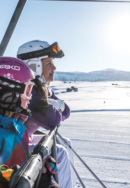 Familie im Skilift