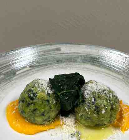 schwarzkohlknoedel-auf-cremigem-kuerbisbett