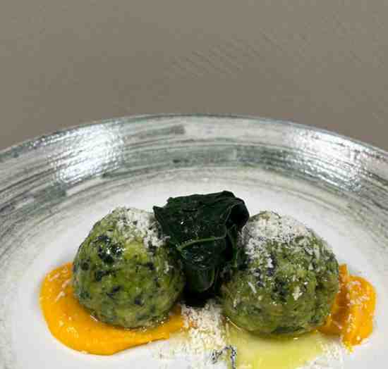 schwarzkohlknoedel-auf-cremigem-kuerbisbett